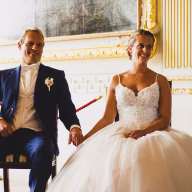 Brautpaar bei Märchenhochzeit in einem Schloss