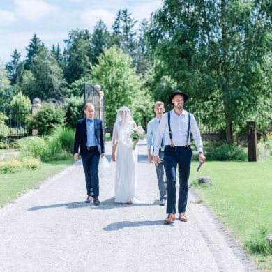 Gemeinsamer Einzug von Braut und Bräutigam zur freien Trauung im Obstgarten